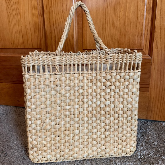 Vintage Woven Straw Handbag with Shell Decoration - Picture 4 of 6